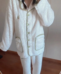 反季买的珊瑚绒家居服不厚重,软乎乎的,质量超好