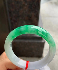 清凉的翡翠镯子