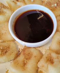 一桌子人要迁就一个娃儿“点菜”吃饭,太溺爱了