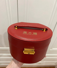 果然是周大福出品,连首饰盒都这么精致