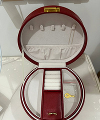 果然是周大福出品,连首饰盒都这么精致