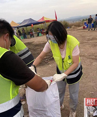 重庆山火扑灭后志愿者排队上山清垃圾