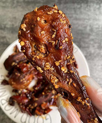 在这家店买了钵钵鸡调料,萝卜干……后来才发现麻辣鸭头是王炸