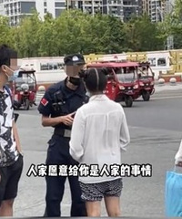 成都大妈捡手机讹钱未果当街大闹