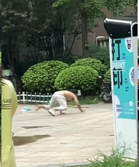 武汉一男子趴在地上学狗叫咬伤两人