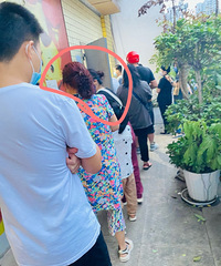 一个人排几个人的队真的正常吗?