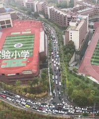 今天开学又逢下雨,礼嘉这片送娃儿的车队堵得够多