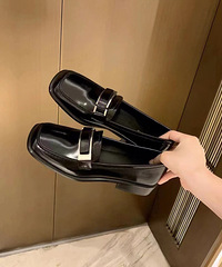 挖到一双可乖可乖的软糯小皮鞋,经典黑基本是永不过时