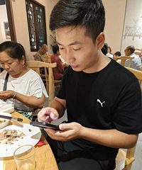 92年在大学城高校工作的哥子征婚,希望对方30岁以内