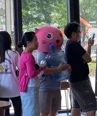星巴克一组偷拍照流出,拆穿多少人