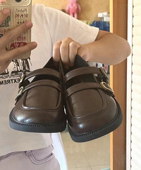 ��?�����ڵ���һ˫����СƤЬ��������С��