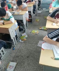 00后老师自己淋过雨,所以想把别人的伞撕烂