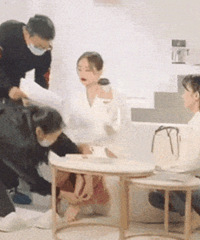 助理跪着穿鞋,内娱巨婴现形记