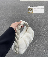 几十r拿下今年第一个毛毛包,软呼呼很好rua