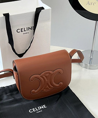 既想要实用,又想要好看一点的包包,,最终选定了celine