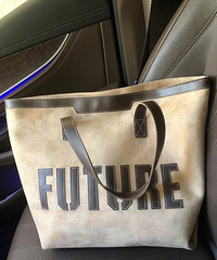 �����һֻ��ɫ���ذ����ﶬ��ϵ��Χ��