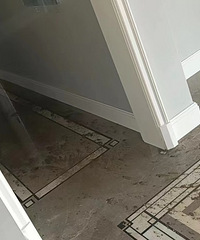 ���룡��ν�����ɳǾ�װ�߶˴�ƽ�㣬����������ˮ