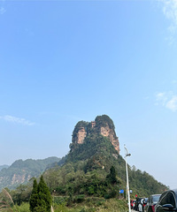 去白云观爬山,门票5块扫场所码进门,男厕边做好造型拍集体照