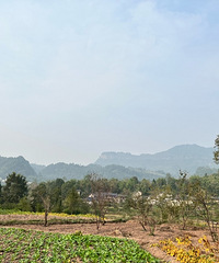 去白云观爬山,门票5块扫场所码进门,男厕边做好造型拍集体照