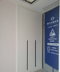 “入墙式衣柜”让家里省了一半空间!节省空间的同时,还耐看