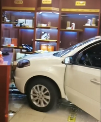 小车失控直接栽进了茅台专卖店,不知道这一下要损失多少钱