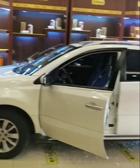 小车失控直接栽进了茅台专卖店,不知道这一下要损失多少钱
