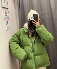 绿色羽绒服也太好看了吧,在冬天真的是眼前一亮~