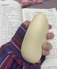 去年买的暖手宝,小巧好看又很省电呢