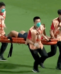 队医误伤球员名场面,这人是内鬼吧