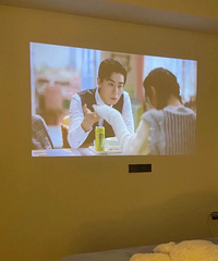 �����µĵ������������Ҹ���ͶӰ�Ǹ���