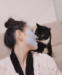 �ӼҶ�ʮ�����ˣ�һ����è������찾��ס��