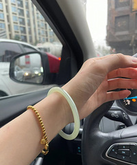 突然发现细的玉镯和手链叠戴还可以,但又觉得会不会戴的太多?