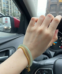 突然发现细的玉镯和手链叠戴还可以,但又觉得会不会戴的太多?