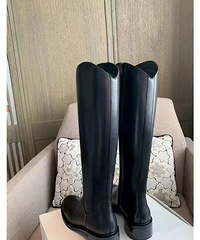 退了3双才让我找到满意的靴子,皮质柔软细腻,一摸就是好料