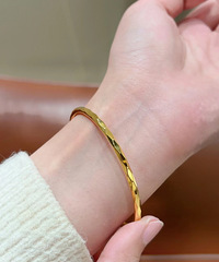 被我的金镯子闪晕了,波光粼粼的,稍微一动就闪闪发光