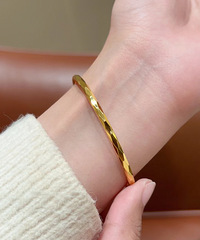 被我的金镯子闪晕了,波光粼粼的,稍微一动就闪闪发光