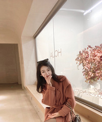 以前觉得黑丝挺俗的,现在发现黑丝配大衣也太好看了吧!