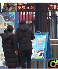 周冬雨和神秘男亲密游玩,深夜回酒店
