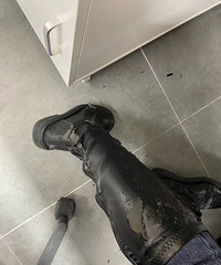 社死现场!两年没穿的靴子疯狂掉皮,我在公司一点也不敢走动