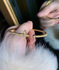 水贝黄金真的太香了!新买的开口镯好漂亮,跟我的皮草配一脸