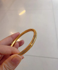 大家千万不要买这种镂空工艺的手镯,脏了很难清洗