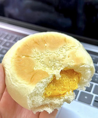 这个咸蛋黄肉松面包真的有点东西!下午茶必备了