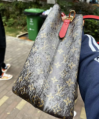 这应该是最贵的一次消毒了吧!喷了酒精,一万五的LV就没了