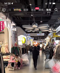 不止商场人少,连朝天门批发市场都没得撒子人去买…