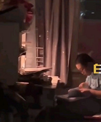 男孩高烧40度睡不着觉,凌晨两点做小升初试卷