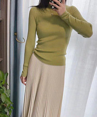 好喜欢这种温柔又显白的颜色,牛油果色很软糯打底衫