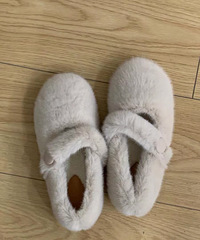 这奶奶鞋好显脚小,毛毛软乎乎的,超级舒服