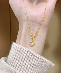 这个黄金的工艺,妥妥的复古风呀,能搭配一百套衣服