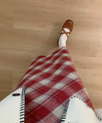 红格纹裙真的好有新年氛围啊,搭配白色大衣也很正!