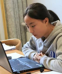 女教师发高烧仍坚持上网课,却被网友质疑说摆拍